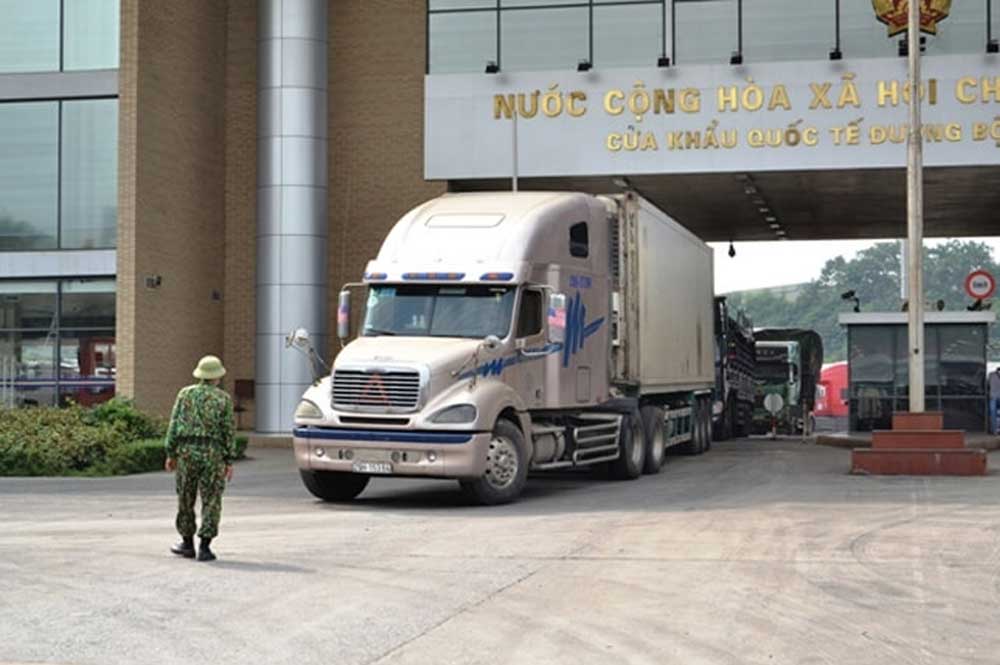 Xe vận chuyển hàng qua Lào cửa khẩu