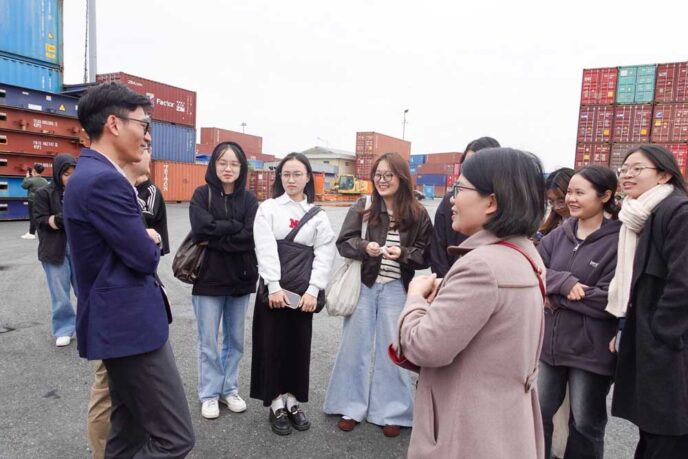 Con gái nên học Logistics không