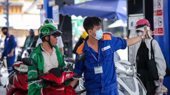 Giá xăng dầu trong nước tăng mạnh