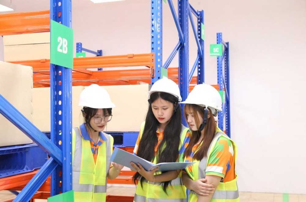 Sinh viên ngành Logistics và Quản lý chuỗi cung ứng