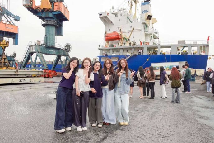 Sinh viên ngành Logistics